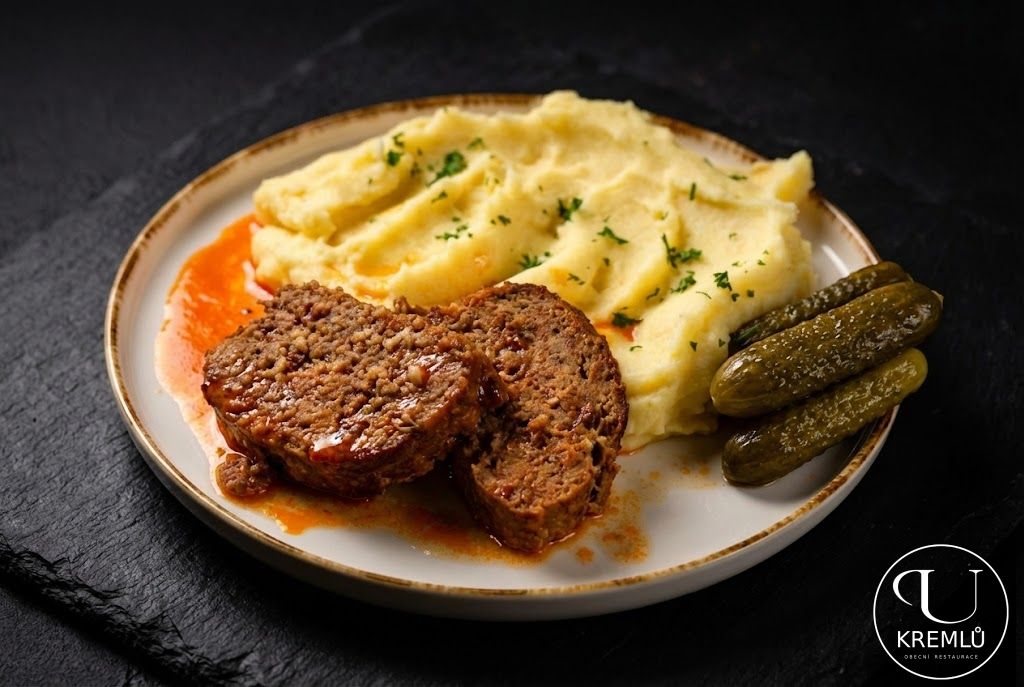 150g Sekaná pečeně, bramborová kaše, kyselá okurka